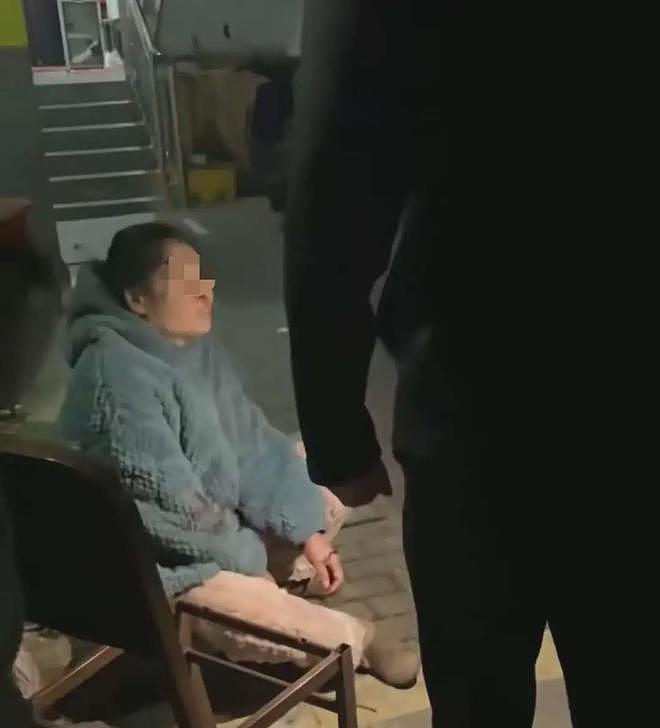 女子小区散步遭大狗咬断手筋，小伙冲下2楼摁住肇事狗，手掌被咬穿（组图） - 1
