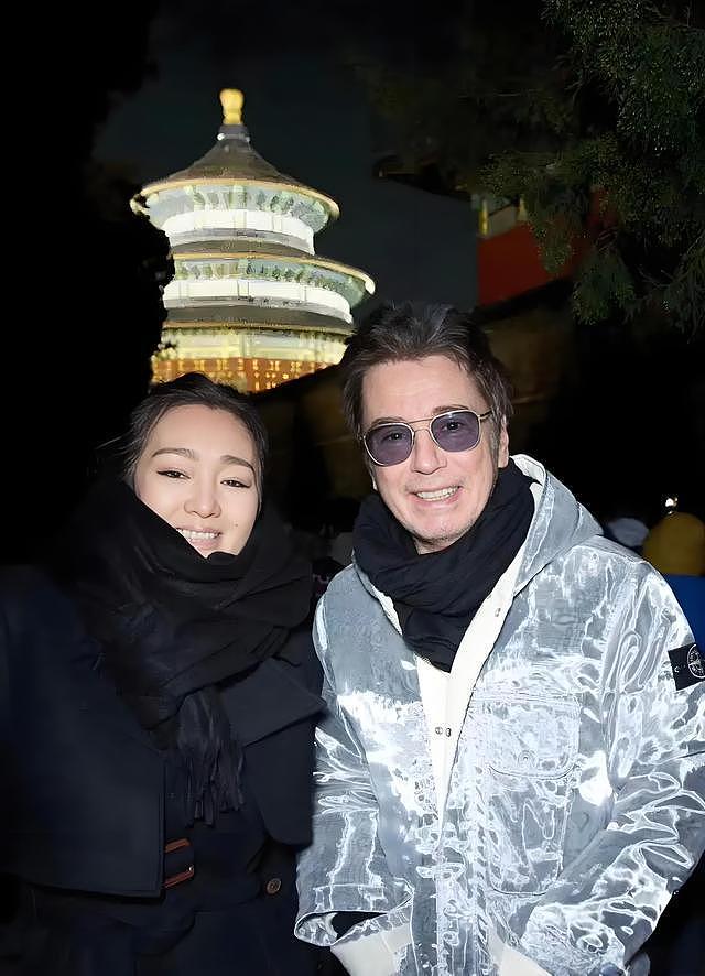 59岁巩俐带老公回北京,带77岁的雅尔打卡北京中轴线,两人亲吻好甜蜜(组图) - 3