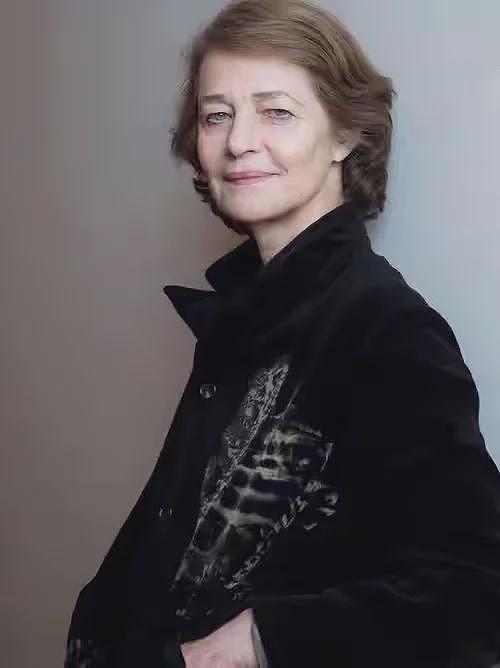 巩俐带老公游北京！77岁雅尔打扮时髦好年轻，前任都是影后大美女（组图） - 17