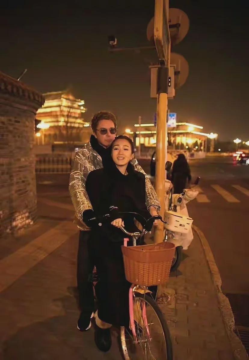巩俐带老公游北京！77岁雅尔打扮时髦好年轻，前任都是影后大美女（组图） - 8