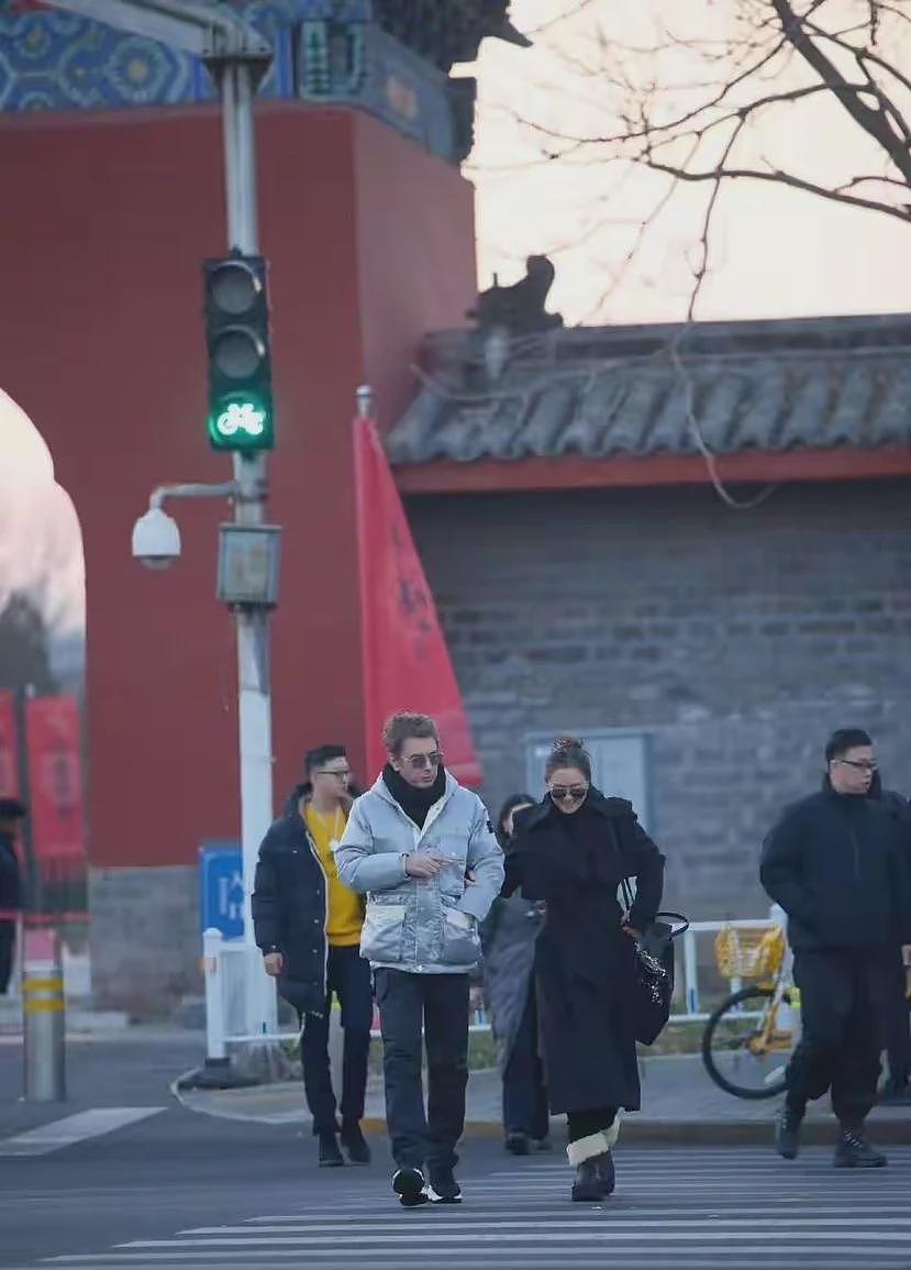 巩俐带老公游北京！77岁雅尔打扮时髦好年轻，前任都是影后大美女（组图） - 9