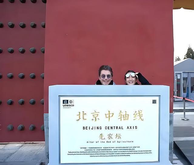 59岁巩俐带老公回北京,带77岁的雅尔打卡北京中轴线,两人亲吻好甜蜜(组图) - 7