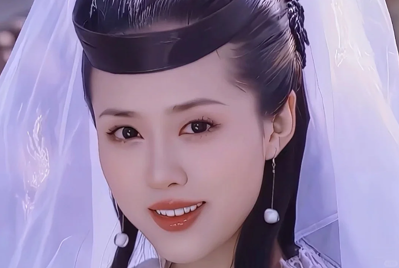 “最美嫦娥”颜丹晨:人前仙气十足,人后深V敢穿,20年容颜未改,她真是越老越有韵味(组图) - 2