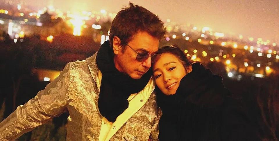 巩俐带老公游北京！77岁雅尔打扮时髦好年轻，前任都是影后大美女（组图） - 2