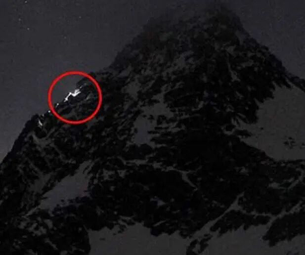 情侣登山遭遇极端天气,生死关头他竟这样做,最终害死了女友...(组图) - 4