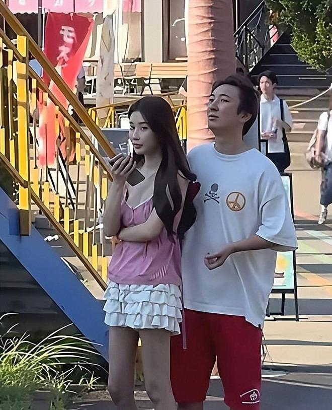 37岁王思聪面相变了，下巴后缩秃头有姨味，带五个女伴憔悴不开心（组图） - 10