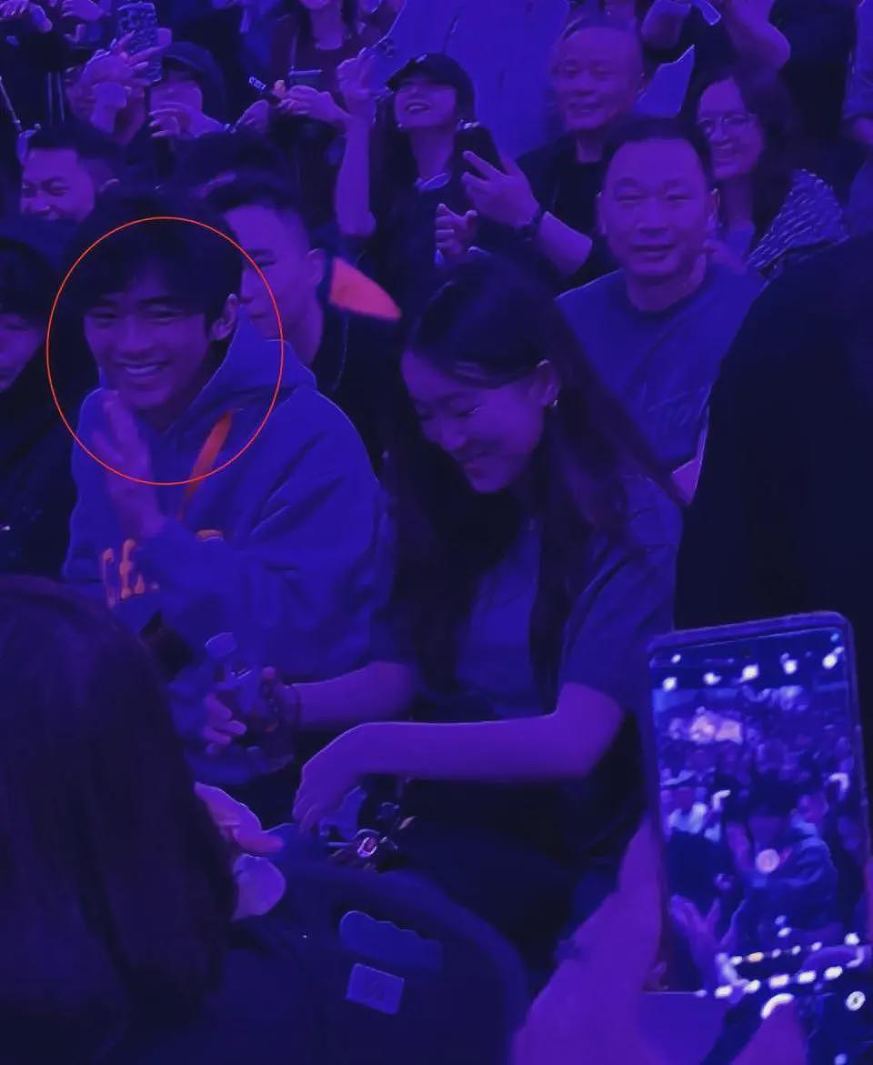 张柏芝大儿子在深圳餐厅！鼻大眼小有雄性魅力，网友：像东南亚人（组图） - 25