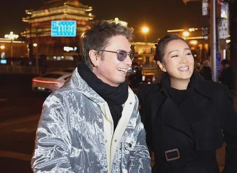 巩俐带老公游北京！77岁雅尔打扮时髦好年轻，前任都是影后大美女（组图） - 7