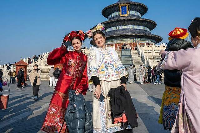 旅拍卷到新高度,越来越多外国人,争当中国“流水线公主”(组图) - 1