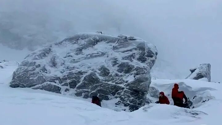 情侣登山遭遇极端天气,生死关头他竟这样做,最终害死了女友...(组图) - 3