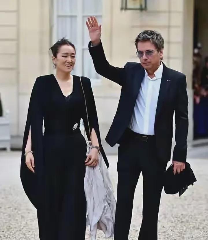 巩俐带老公游北京！77岁雅尔打扮时髦好年轻，前任都是影后大美女（组图） - 14