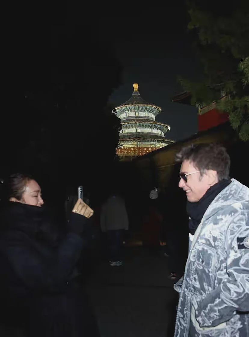 巩俐带老公游北京！77岁雅尔打扮时髦好年轻，前任都是影后大美女（组图） - 4