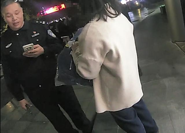 女子在二手平台买到被偷的新衣服!线下交易报警后人赃并获,结局却意想不到(组图) - 4