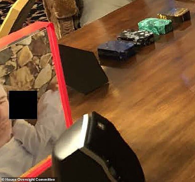 爱泼斯坦桌上一张装裱照片引猜测，社交媒体用户称照片里是一名失去行动能力的女子（组图） - 3