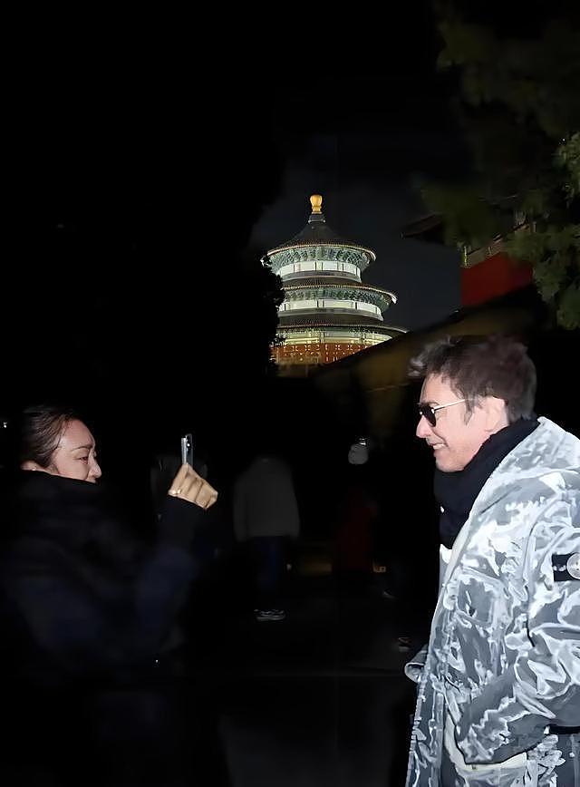 59岁巩俐带老公回北京,带77岁的雅尔打卡北京中轴线,两人亲吻好甜蜜(组图) - 9