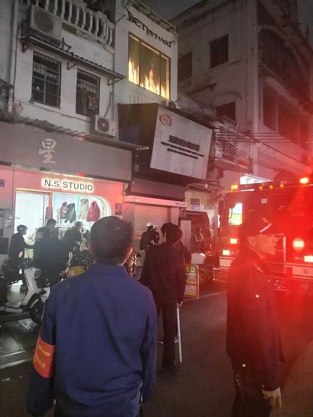 在窗户LED屏上恶意投放动态火焰，引来5辆消防车，广州一市民被行政处罚（组图） - 2