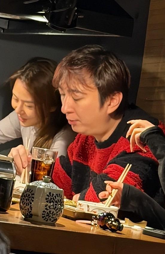37岁王思聪面相变了，下巴后缩秃头有姨味，带五个女伴憔悴不开心（组图） - 26