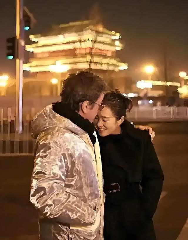 59岁巩俐带老公回北京,带77岁的雅尔打卡北京中轴线,两人亲吻好甜蜜(组图) - 5