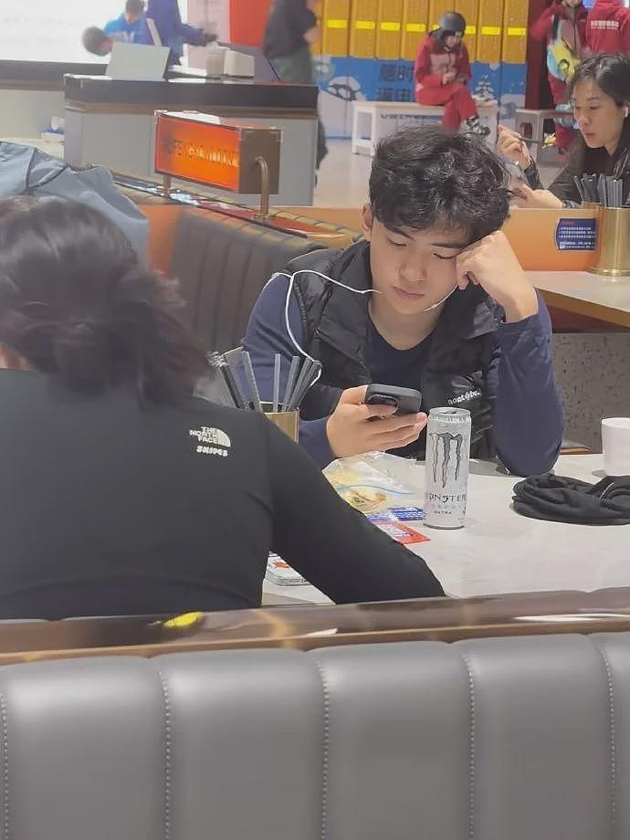 张柏芝大儿子在深圳餐厅！鼻大眼小有雄性魅力，网友：像东南亚人（组图） - 27