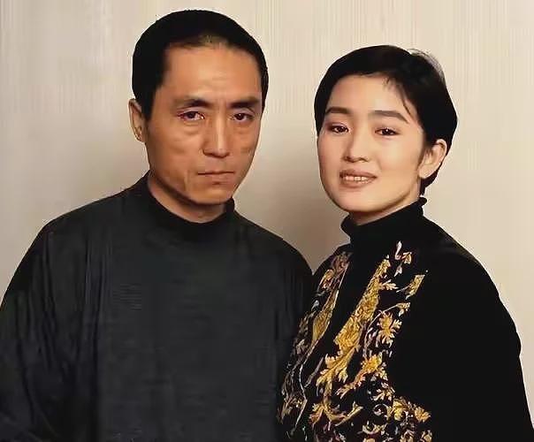 巩俐带老公游北京！77岁雅尔打扮时髦好年轻，前任都是影后大美女（组图） - 11