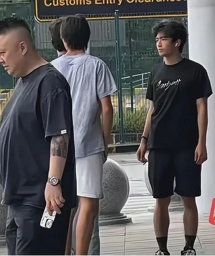 张柏芝大儿子在深圳餐厅！鼻大眼小有雄性魅力，网友：像东南亚人（组图） - 32
