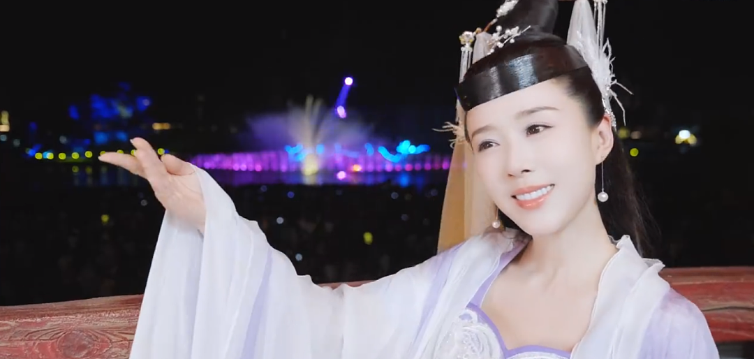 “最美嫦娥”颜丹晨:人前仙气十足,人后深V敢穿,20年容颜未改,她真是越老越有韵味(组图) - 10