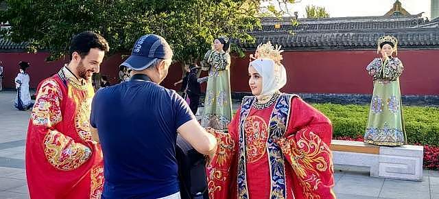 旅拍卷到新高度,越来越多外国人,争当中国“流水线公主”(组图) - 7
