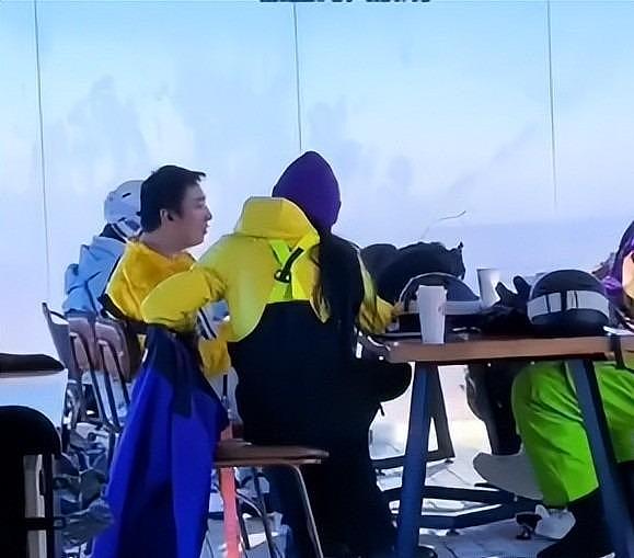 37岁王思聪面相变了，下巴后缩秃头有姨味，带五个女伴憔悴不开心（组图） - 16