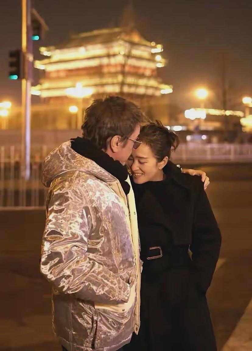 巩俐带老公游北京！77岁雅尔打扮时髦好年轻，前任都是影后大美女（组图） - 3