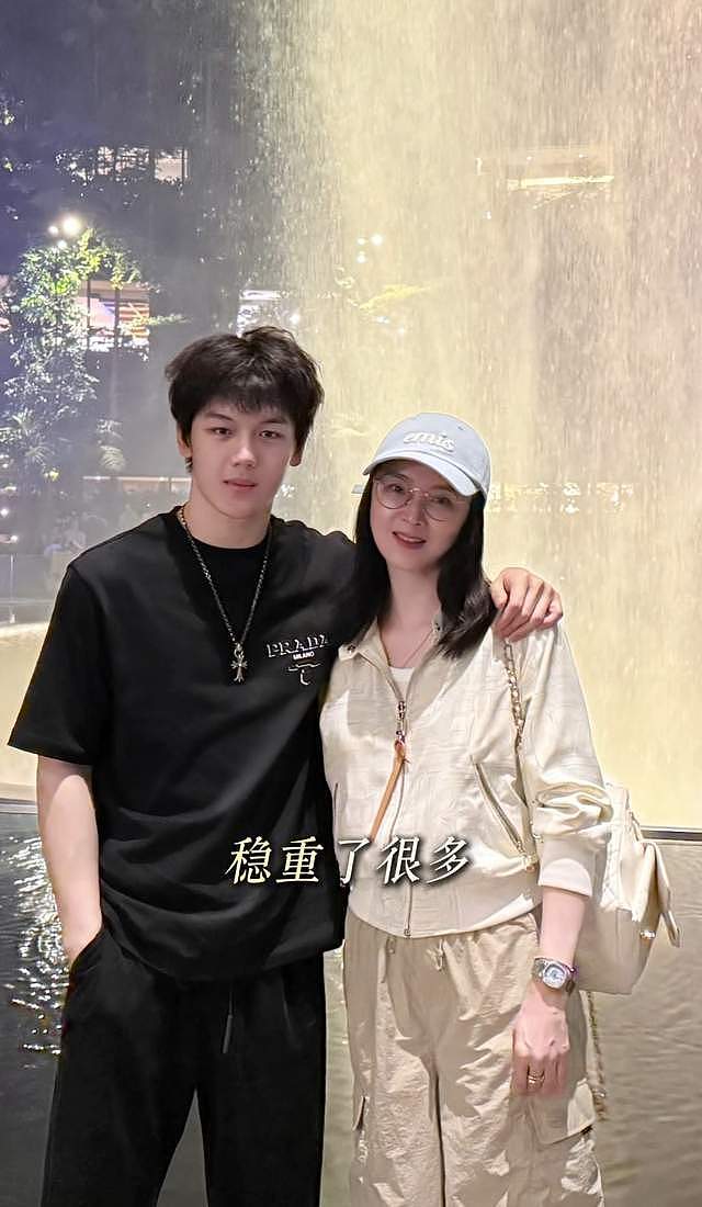 王艳晒19岁儿子近照：小时候“怕”他，现逆袭成大帅哥，母慈子孝（组图） - 1