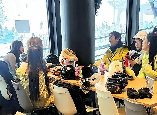 37岁王思聪面相变了，下巴后缩秃头有姨味，带五个女伴憔悴不开心（组图） - 17