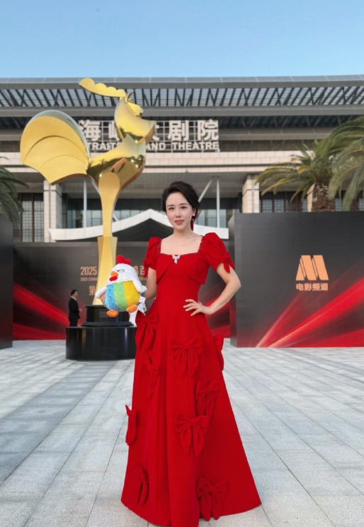 “最美嫦娥”颜丹晨:人前仙气十足,人后深V敢穿,20年容颜未改,她真是越老越有韵味(组图) - 1