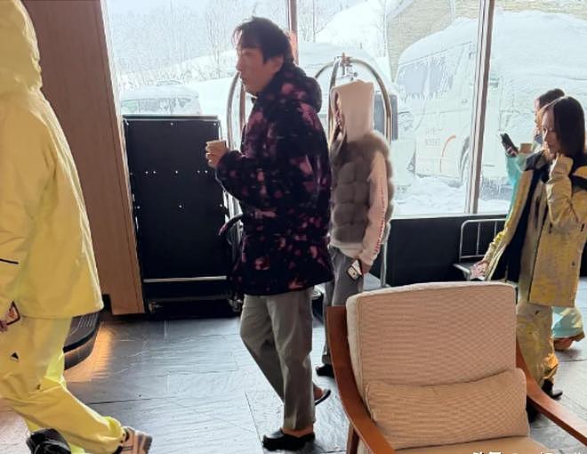 37岁王思聪面相变了，下巴后缩秃头有姨味，带五个女伴憔悴不开心（组图） - 20