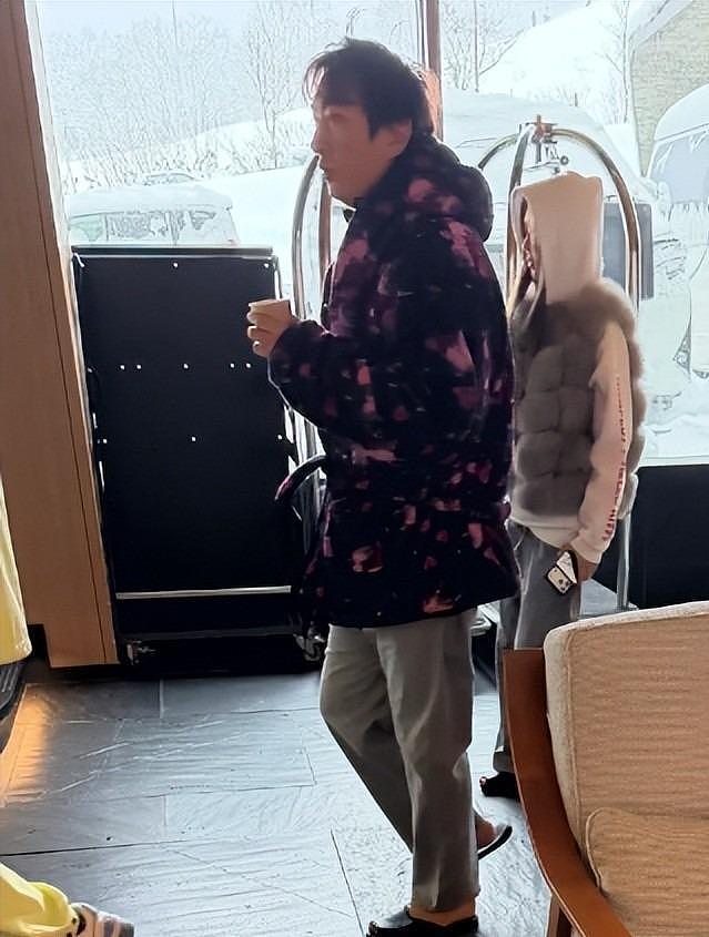 37岁王思聪面相变了，下巴后缩秃头有姨味，带五个女伴憔悴不开心（组图） - 21