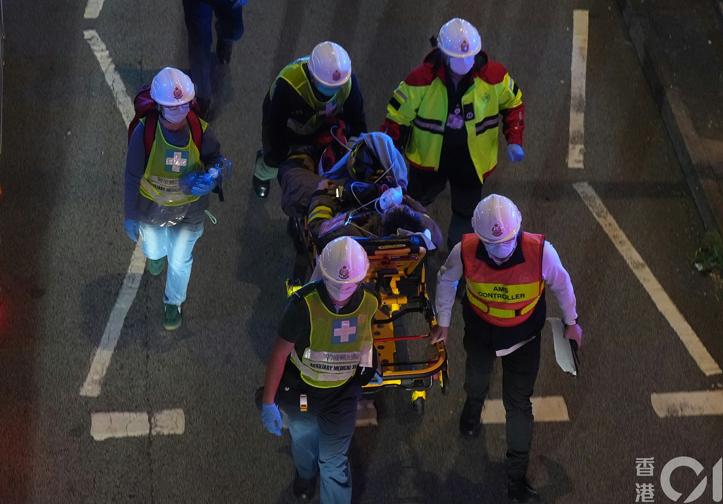香港大火中居民舍己救人，消防闯400度火海，DVIU寻遗骸（组图） - 7