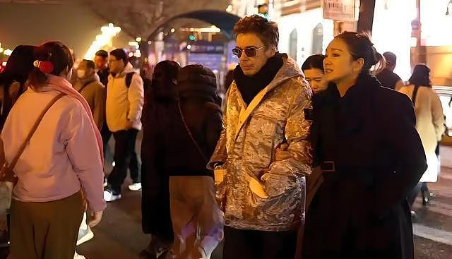 59岁巩俐带老公回北京,带77岁的雅尔打卡北京中轴线,两人亲吻好甜蜜(组图) - 10