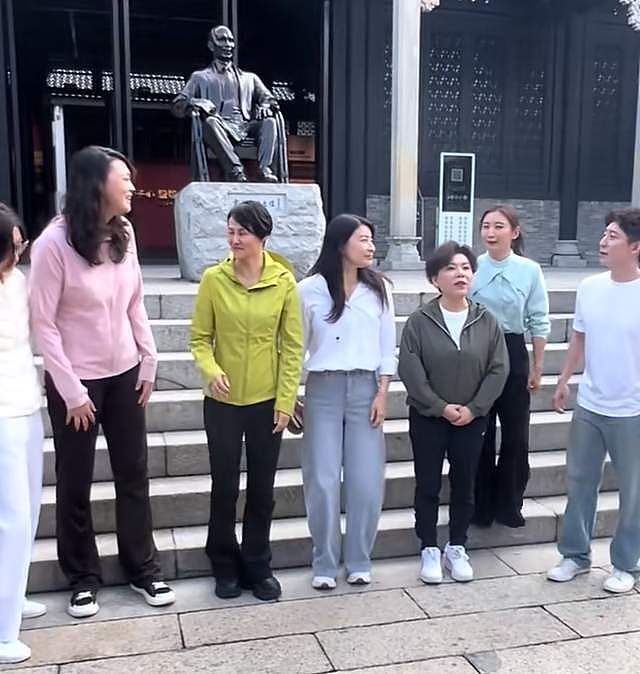 世界冠军齐聚霍英东铜像前！郭晶晶稳居C位气场强，两侧皆是魁首（组图） - 3