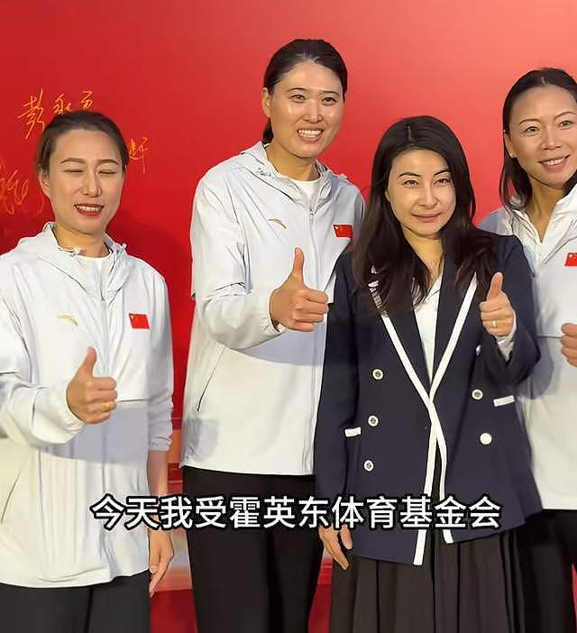 世界冠军齐聚霍英东铜像前！郭晶晶稳居C位气场强，两侧皆是魁首（组图） - 11