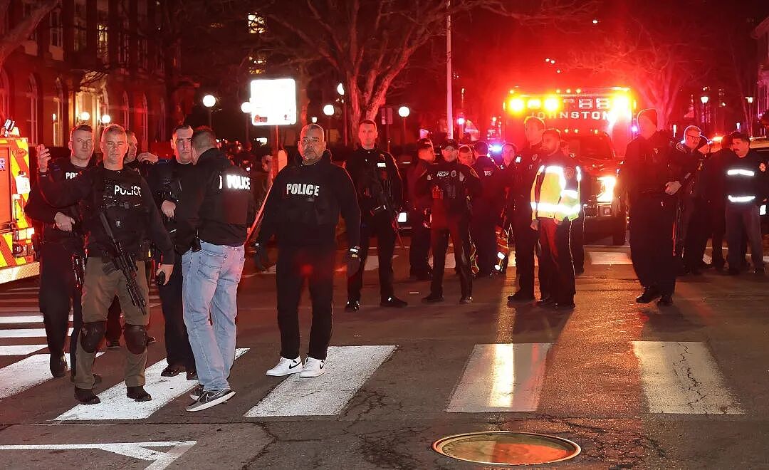布朗大学爆发枪击惨案,2死8伤!凶手仍在逃,留学生躲在桌底绝望发信:“妈,我害怕...”(组图) - 3