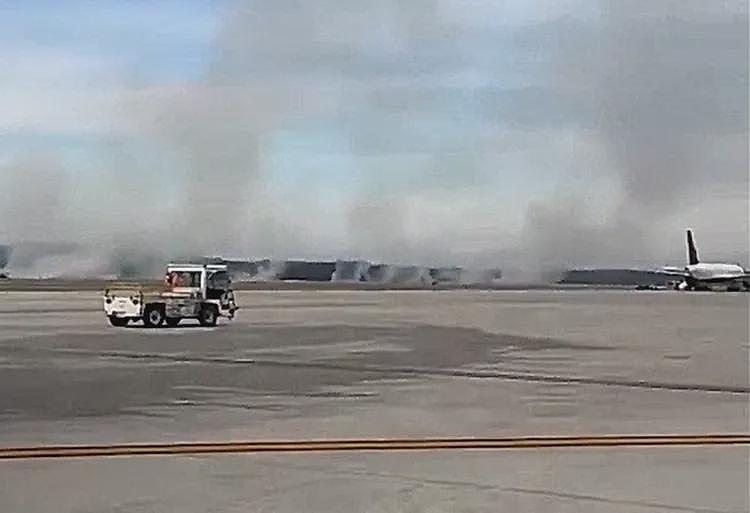 夸张！联合航空波音777发动机护盖脱落起火，燃烧机场树丛画面曝光（视频/组图） - 1