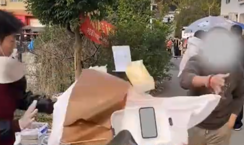 中国全网怒了！学生摆摊被嫌抢生意，竟遭商贩掀翻摊位（图） - 1