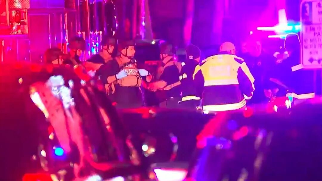 布朗大学爆发枪击惨案,2死8伤!凶手仍在逃,留学生躲在桌底绝望发信:“妈,我害怕...”(组图) - 4