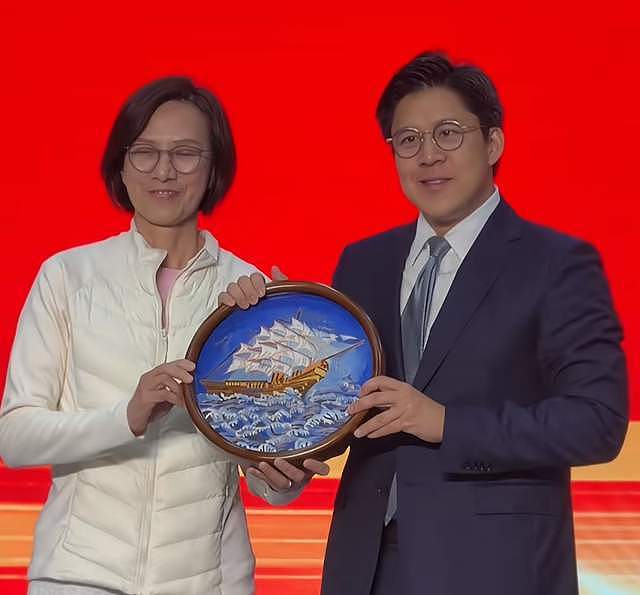 世界冠军齐聚霍英东铜像前！郭晶晶稳居C位气场强，两侧皆是魁首（组图） - 12