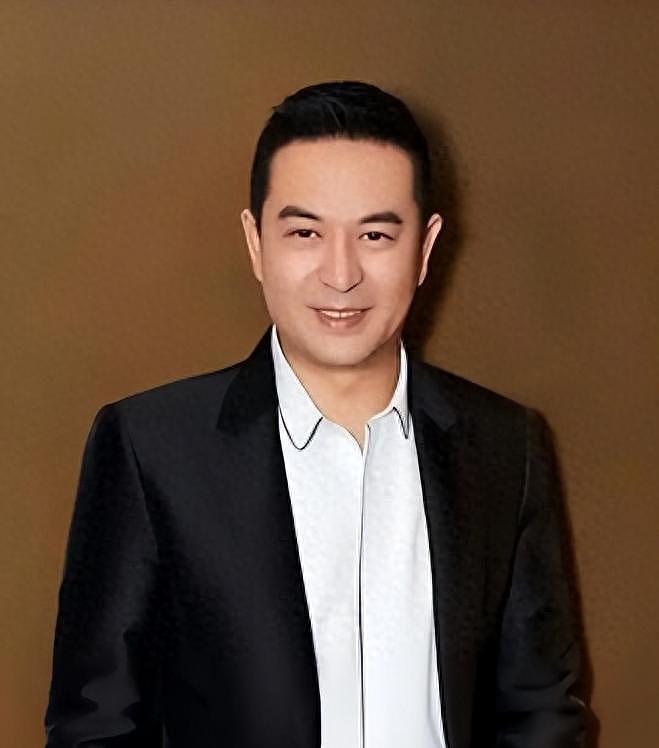 钱再多有什么用！55岁路都走不稳的张嘉益，给中年男人提了个醒（组图） - 1