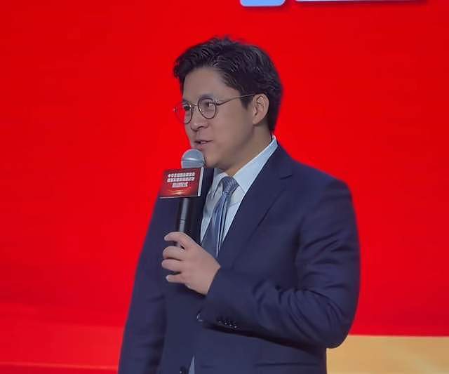 世界冠军齐聚霍英东铜像前！郭晶晶稳居C位气场强，两侧皆是魁首（组图） - 5