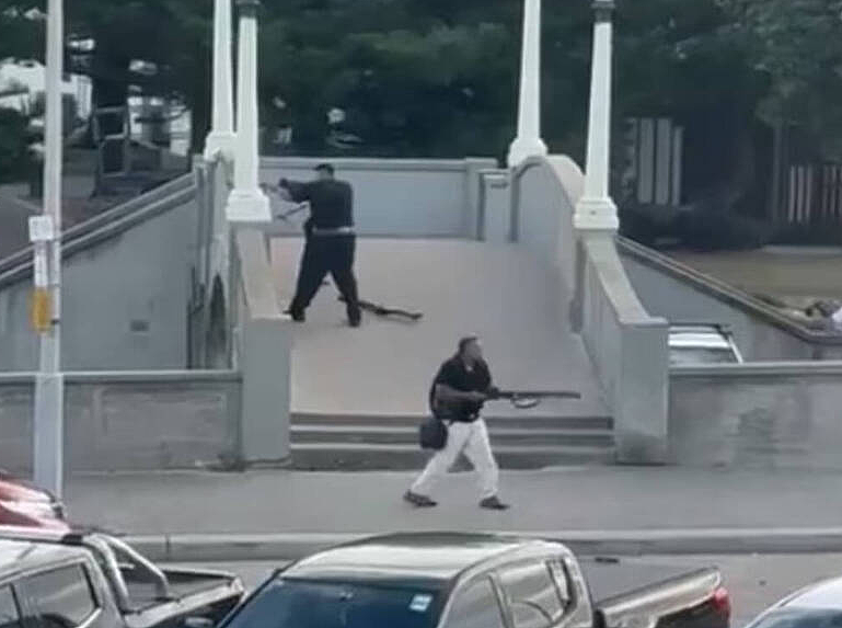 悉尼邦迪滩枪击事件已有10人死亡,以总统称系针对犹太社区(组图) - 1