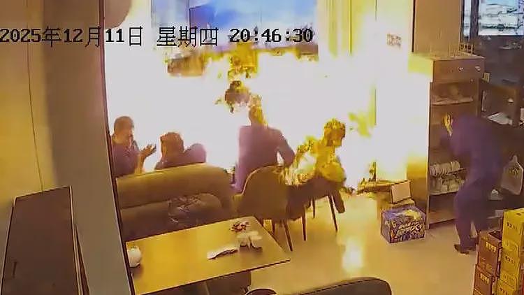 北京餐厅“卡式炉爆炸”烈焰烧8人！研判这原因酿祸（视频/组图） - 1