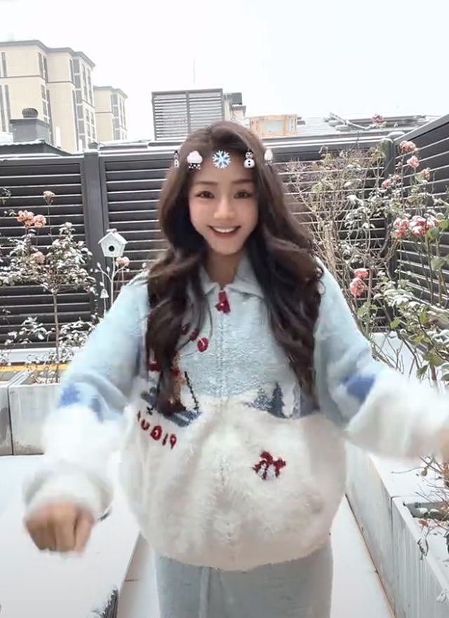 邓家佳晒别墅雪景，院里给鸟搭窝还种满花，离婚6年活得自由自在（组图） - 1