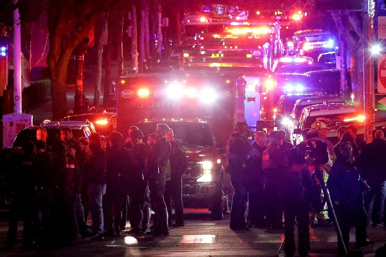 布朗大学爆发枪击惨案,2死8伤!凶手仍在逃,留学生躲在桌底绝望发信:“妈,我害怕...”(组图) - 1