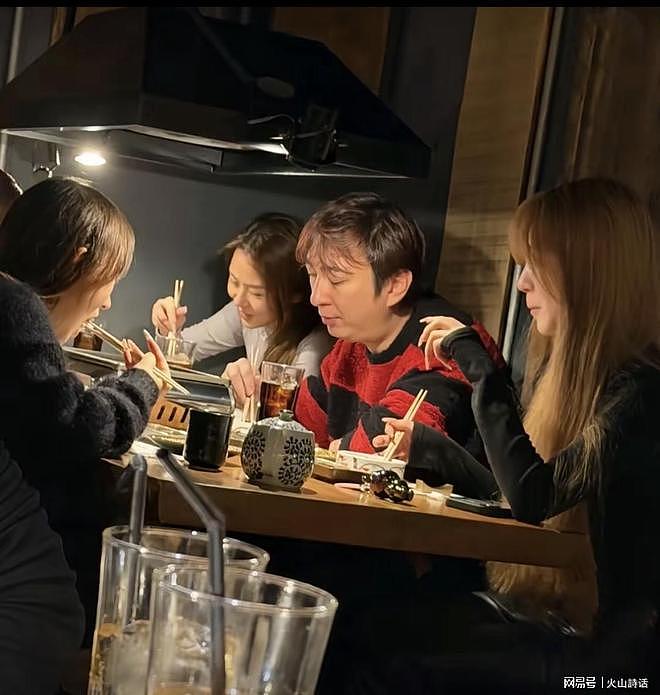 太操劳了！王思聪现身日本，多名美女作陪，其发量和发色引发关注（组图） - 1